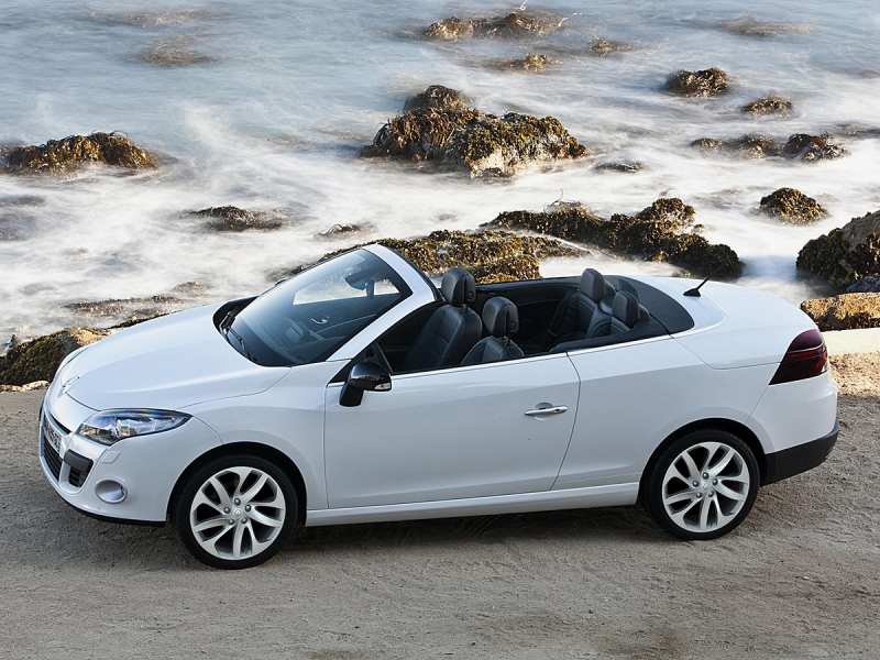 Удивительно, но в наши края попадают и кабриолеты. Сомнительная вещь в плане рациональности и ликвидности