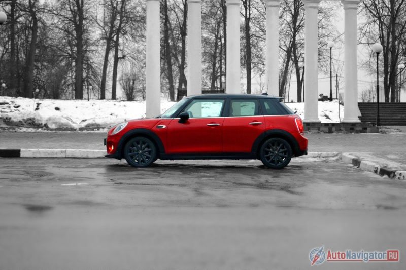 Пятидверный Mini на 161 мм длиннее трехдверного варианта, а 97 из них ушли на увеличение колесной базы и, как следствие, простора для ног задних пассажиров
