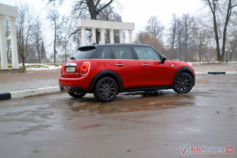 Черные колесные диски немного скрадывают свой собственный размер. Тут стоят 17-дюймовые, хотя базовые на два дюйма меньше