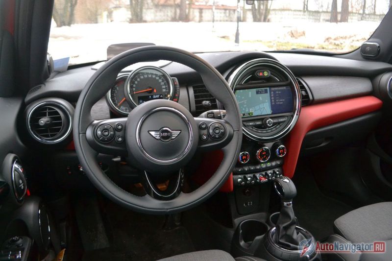 Стилистика салона не изменилась, но теперь в нем еще больше узнается BMW