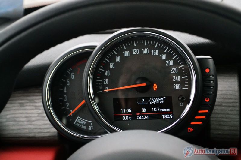 Спидометр переехал на привычное место – информативности прибавилось намного больше, чем убавилось оригинальности, так что жалеть об этом не стоит. Слева от него тахометр, а оранжевые полосочки справа – топливомер