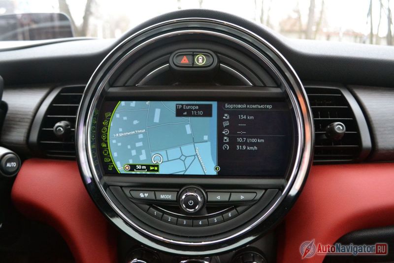 Верхняя дуга окружности светится разными цветами и может имитировать тахометр, спидометр и еще много чего