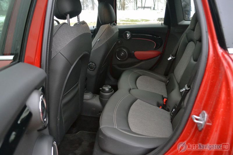 Задний диван отформован для двоих, третьему здесь будет не просто неудобно, для него тут не предусмотрено ни подголовника, ни ремня безопасности, а между ног будет подстаканник и высокий тоннель