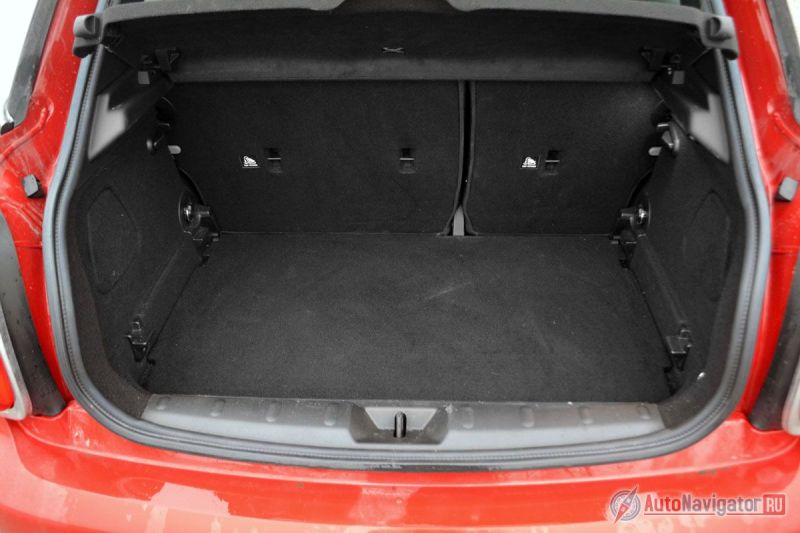 Объем багажника – 278 литров, а под полом есть дополнительный органайзер для инструментов и всякой мелочи