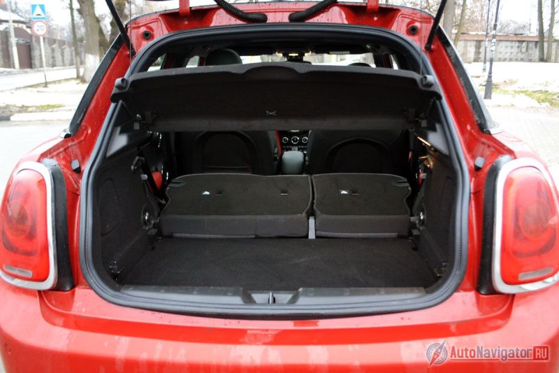 Лючка для длинномеров нет, а сложив сиденья, образуется ступенька. Но получить ровную поверхность все-таки можно. Нужно просто переставить фальшпол повыше