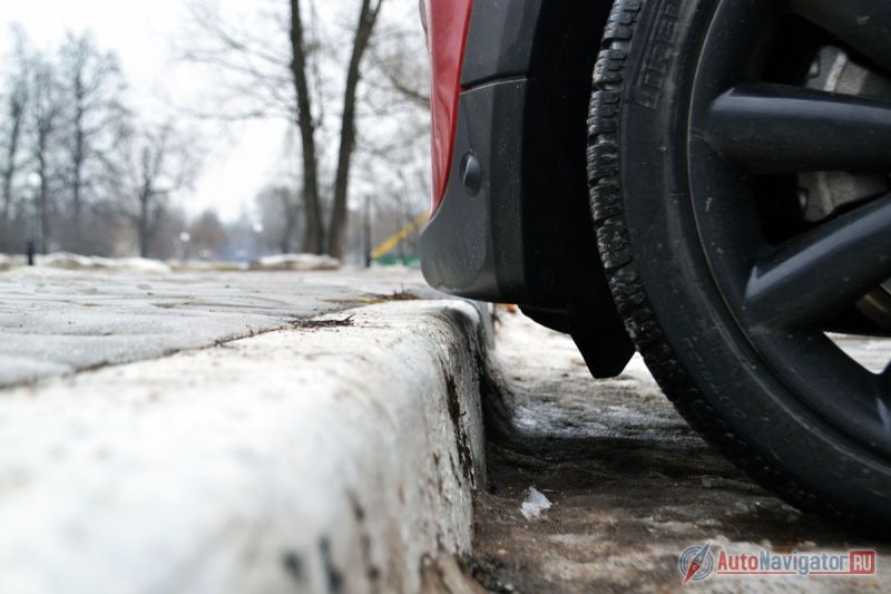 Клиренс хоть и небольшой – 146 мм, но бампер выше стандартного бордюра