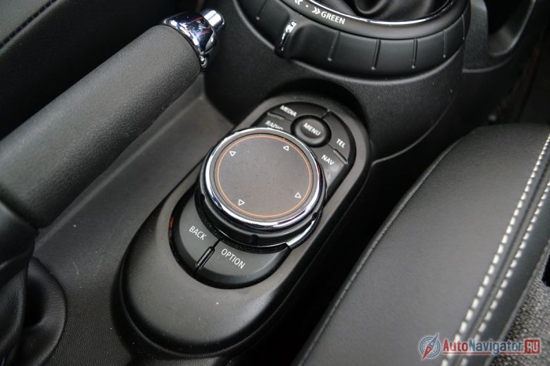 iDrive теперь, как у настоящего BMW – с большой шайбой кнопками и тачпадом, на котором можно писать пальцем