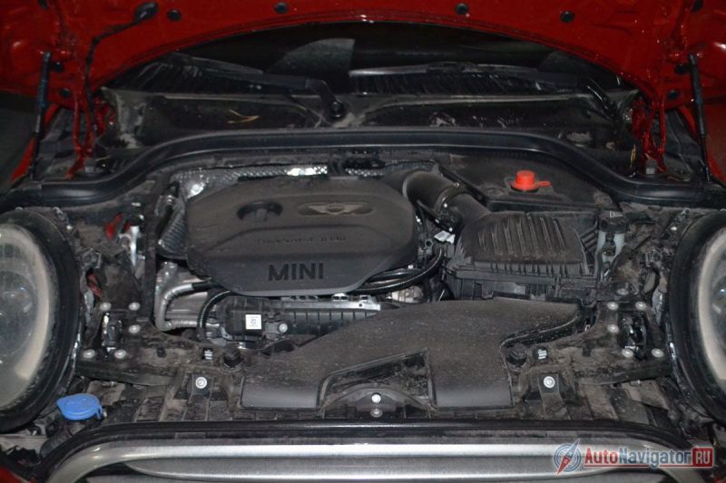 Под капотом все очень компактно, а заливные горловины под рукой. На вид трехцилиндровый мотор ничем не отличается от четырехцилиндрового