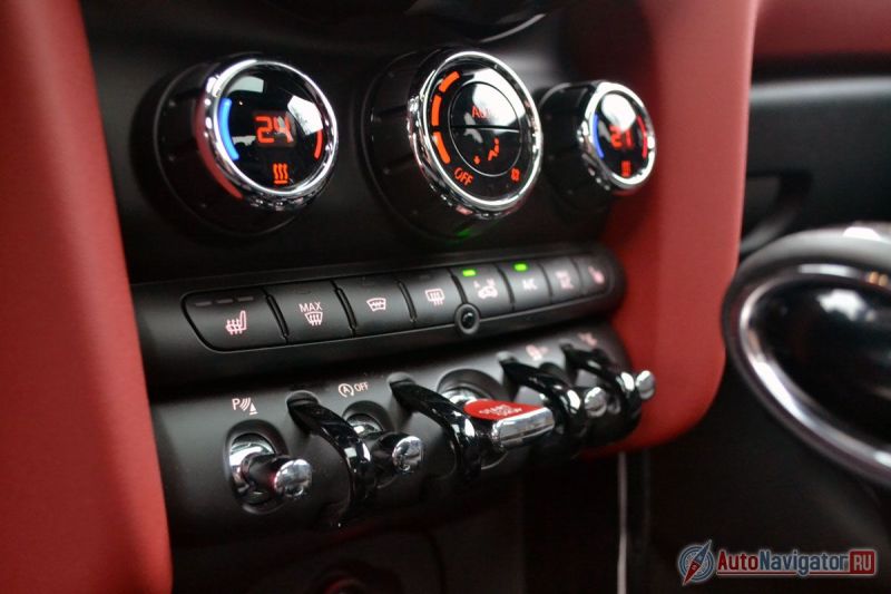 Каждый хромированный тумблер – произведение искусства. И даже вместо кнопки «Старт/стоп» тут красный тумблер, как будто не двигатель заводишь, а запускаешь межконтинентальную ракету