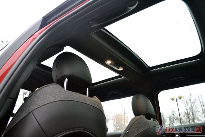 Панорамная крыша со сдвижной передней секцией – опция. Если ее не заказывать, можно будет раскрасить крышу в цвета британского флага, например