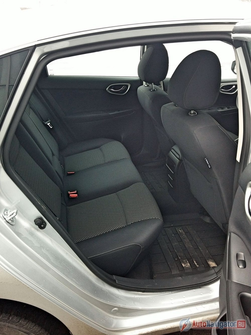 Sentra примечательна присутствием во всех комплектациях креплений ISOFIX для детских кресел и удобным центральным подлокотником в заднем «диване»