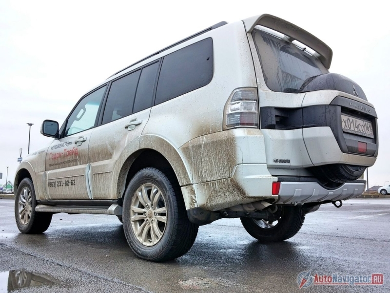 Внедорожный арсенал Pajero в городе тоже иногда помогает