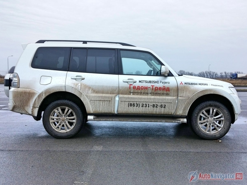 По разбитому асфальту Mitsubishi Pajero идет жестко и громко — работу подвески пассажиры ощущают не только своими пятыми точками, но и ушами