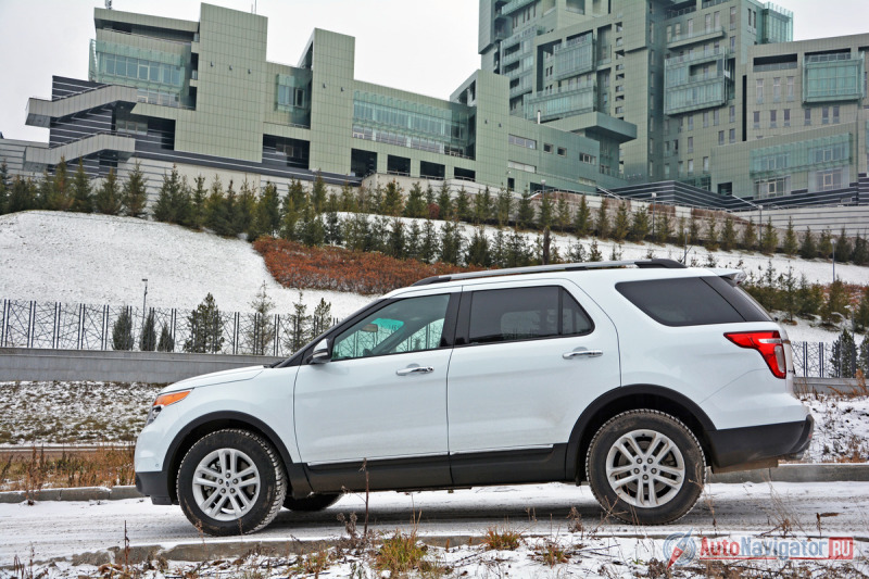 Под влиянием рынка из внедорожников эти мастодонты превращались в кроссоверы, то есть легковые машины, оформленные в напоминающем вездеход форм-факторе, подкрепленные подключаемым полным-приводом и предлагающие, как максимум, лишь несколько повышенную геометрическую проходимость
