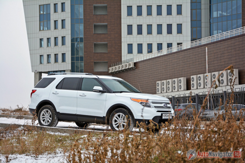 При этом по внешности этого «Форда» догадаться о легковой сущности нелегко. Да, нынешний Explorer смотрится менее мужественно, но вместе с тем наглядно транслирует свою национальную принадлежность. Это бесспорный американец!