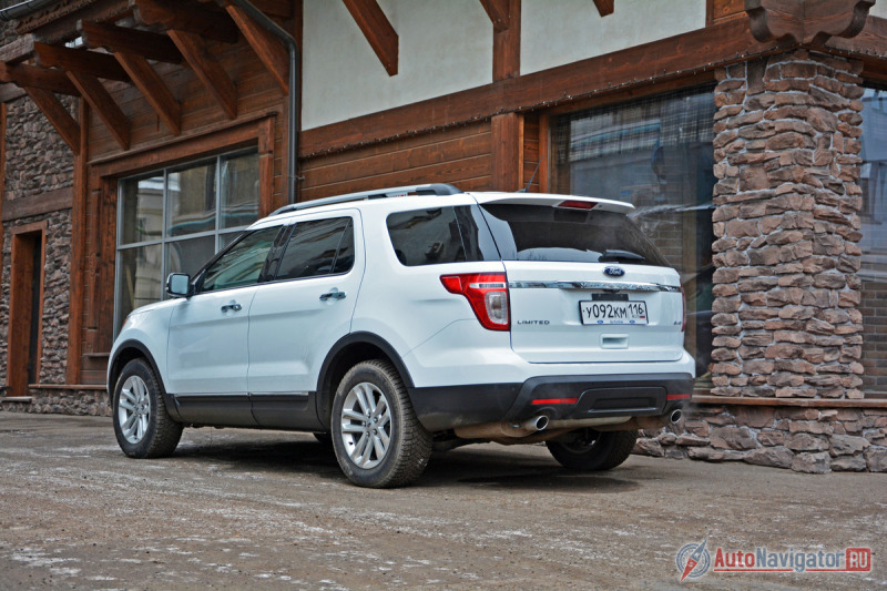… а номерная рамка на багажной двери лучше годится для квадратного регистрационного знака американского образца, чем для прямоугольной европейской таблички.