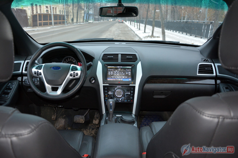 «Заваливаешься» в салон и понимаешь, что это все же стопроцентный американец. В первую очередь благодаря гигантской кубатуре пространства. В эту машину нужно не садиться, взбираться, а к подлокотнику специально тянуться