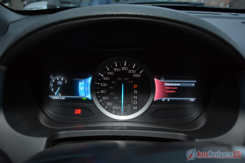 На приборном щитке, в самом центре, огромный спидометр со стрелкой и шкалами сразу в двух величинах. Примечательно, что на «Эксплорерах» для российского рынка в километрах шрифт крупнее, чем в милях, а в США – наоборот. По краям от спидометра два прямоугольных ЖК-дисплея