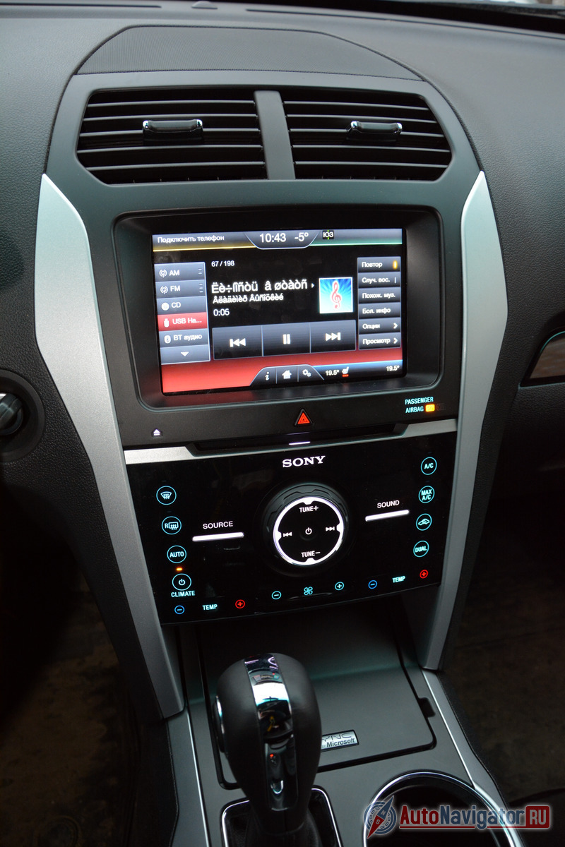 Климат и мультимедиа управляется через сенсорный экран и сенсорные кнопки на центральной консоли