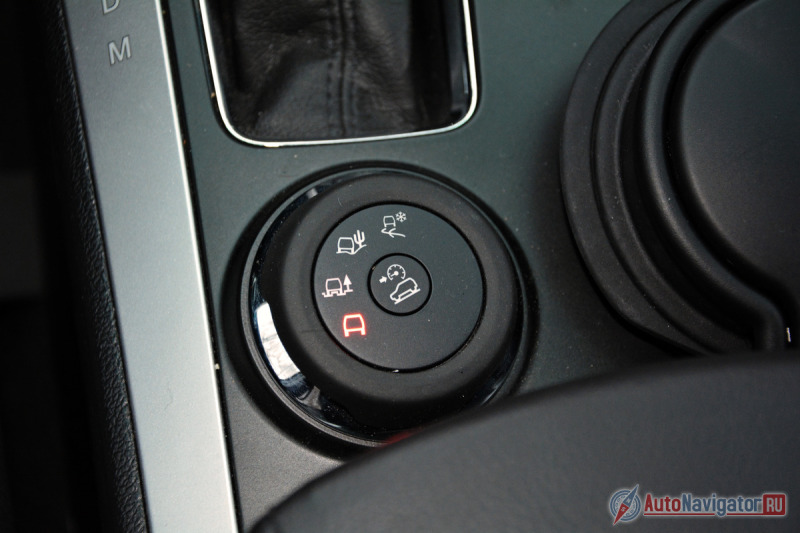 Российский Explorer пока бывает только с шестью цилиндрами и только с приводом на обе оси. Система полного привода подключаемая. Управление функционалом осуществляется шайбой системы Terrain Management на центральном тоннеле, которая предусматривает четыре предустановленных программы. От повседневно-автоматического до специализированных установок для грязи и снега. Переводишь шайбу в нужный режим, и всю остальную работу делает электроника