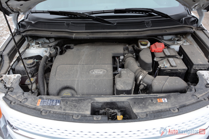 Мотор - не вершина технологий. Под капотом тестового автомобиля работает атмосферный бензиновый двигатель V6 объемом 3.5 литра, мощностью 294 л.с. и моментом 346 Нм. Но плохо ли это? Ровная тяга, сочный звук, потенциально высокий ресурс – ничего этого нет в малообъемных «четверках», особенно требовательным к качеству топлива. А «желудок» «Эксплорера» с атмосферником 3.5 официально переваривает АИ-92, употребляя 11.8 л на сто километров на трассе и 14 л в городском цикле.