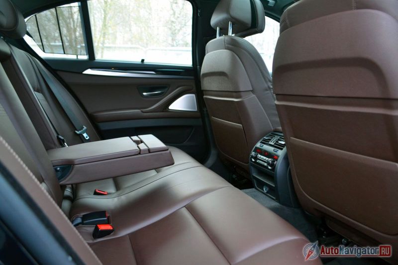 Сзади хватит места троим, но высокий и широкий центральный тоннель как бы намекает, что тут должны сидеть максимум двое. На окнах и заднем стекле есть шторки