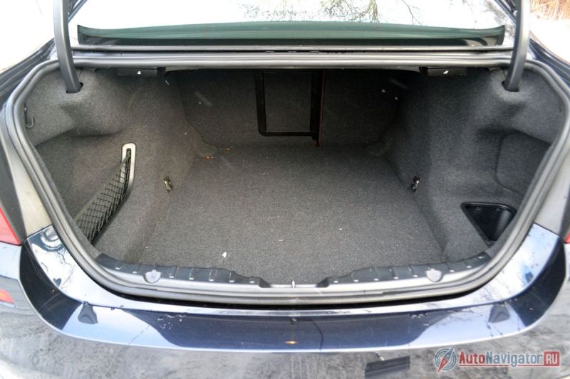Багажник прямоугольной формы с дополнениями по бокам, его объем 520 литров. Причем увеличить его никак нельзя – задние сидения не складываются. Хорошо хоть есть лючок для длинномеров