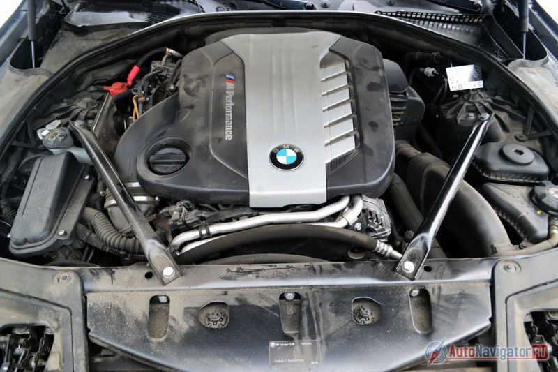 3 литра, 3 турбины, 6 цилиндров, 24 клапана, 381 л.с. и 740 Нм. Это, пожалуй, самый сложный, современный и навороченный дизельный мотор на данный момент