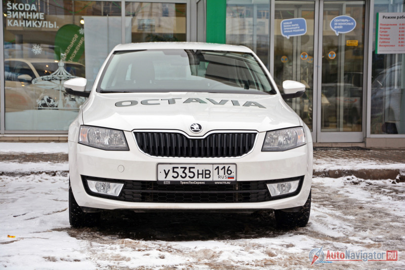 Дизайн новой «Октавии» — верх спокойствия и обыденности. Заметно украшает машину богатая комплектация с ксеноновой оптикой и большими легкосплавными дисками, а также насыщенный цвет. Многие видят в такой Octavia сходство с Audi, которого нет в простых версиях
