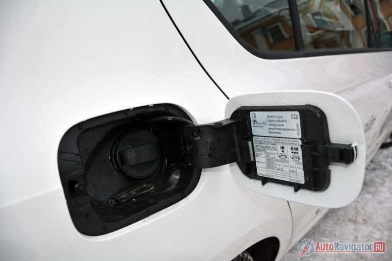 Открываешь крышечку бака….