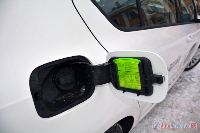 …а там спрятан скребок для льда