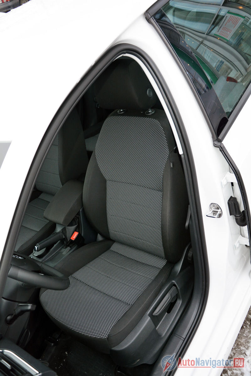 Сидения, в зависимости от комплектаций могут быть тканевыми, кожаными, комбинированы, но сам по себе профиль кресла хорош в любом случае