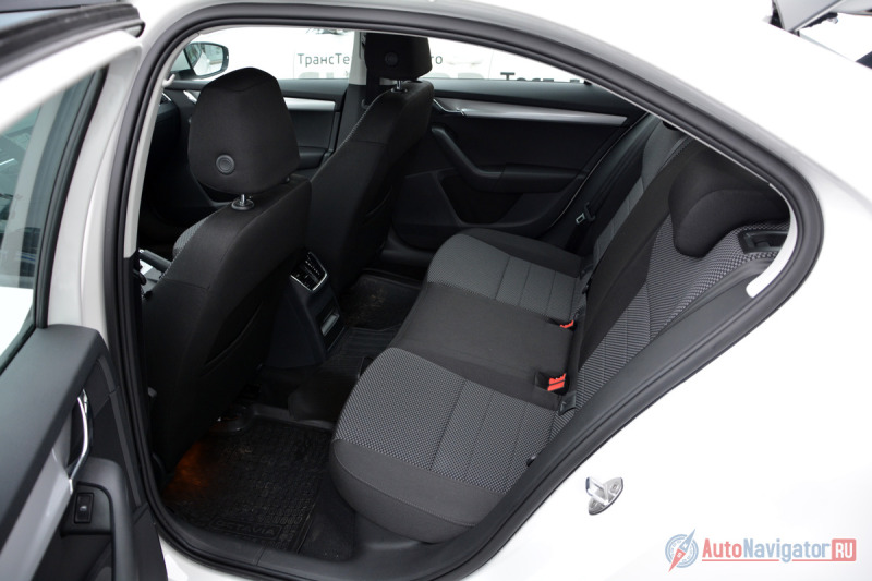 Увеличенные размеры машины обеспечили прирост жизненного пространства на заднем диване. Даже высокому, за высоким (190 см) можно усесться с прицелом на дальнее расстояние. Места для коленей – хватает, на боковых секторах рука не конфликтует с обшивкой двери и только голова слегка касается крыши, если поддерживать правильную осанку. Но пятому, тот что окажется на заднем сидении по середине будет не так уютно: мешает напольный тоннель и давление со стороны соседей