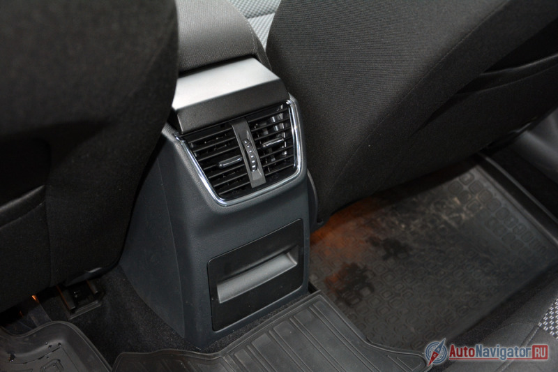 В недорогих вариантах из дополнительных преимуществ у «Октавии» только воздуховоды, но в дорогих вариантах есть и подогрев задних сидений