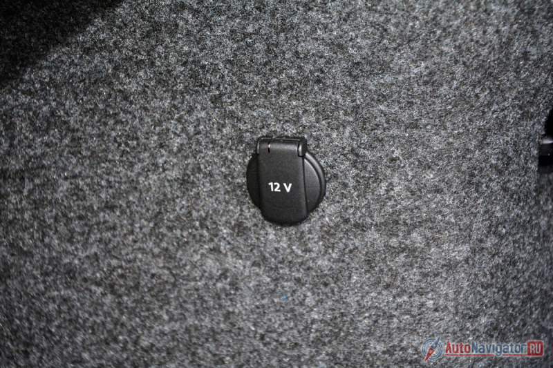 Но есть и менее заметные придумки эргономистов: розетка напряжением на 12 Вольт...