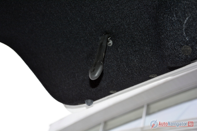 ... хлястик на внутренней стороне багажной двери, для ее закрывания в грязных условиях