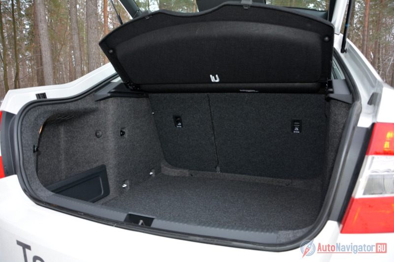 Багажник – гордость любого владельца любой «Октавии», а машины в кузове A7 – особенно. Поражают даже не рекордные цифры в характеристиках (590-1580л), а реальный объем и заботливая организация пространства, предстающая перед глазами после открытия багажной двери. Многое, кстати, решает традиционная «Шкодовская» конфигурация, то есть кузов лифтбэк, когда вместе с железной секцией открывается еще и стекло, обеспечивая удобство погрузки и выгрузки