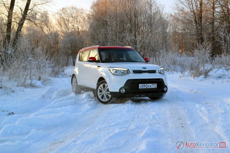 Дизельный мотор предлагается всего в двух комплектациях: средней (Luxe) и максимальной (Primium). На тесте была первая. Разница в 170 000 рублей. Причем список того, что получаешь за эти деньги, очень длинный