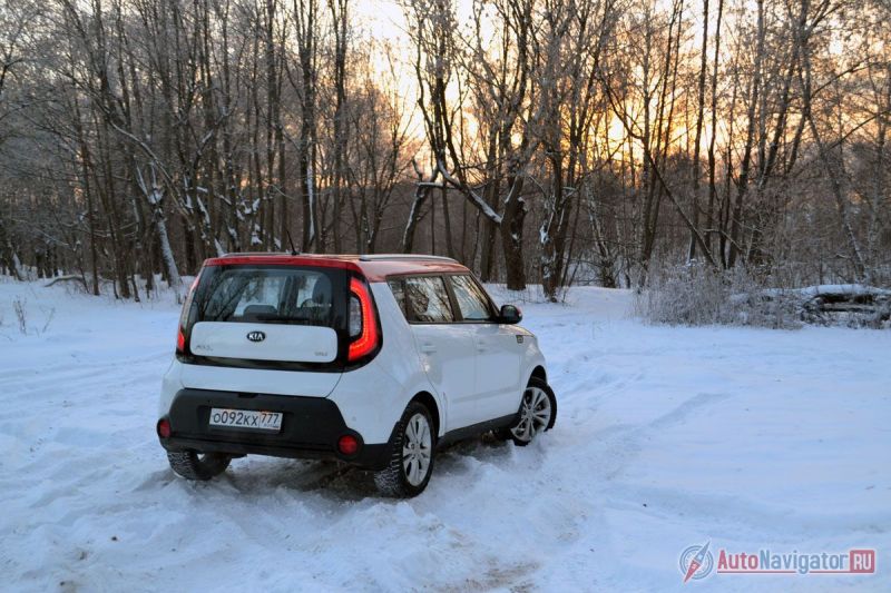 Несмотря на большое количество черного некрашеного пластика на бамперах спереди и сзади, с точки зрения дизайна Soul, однозначно, удался