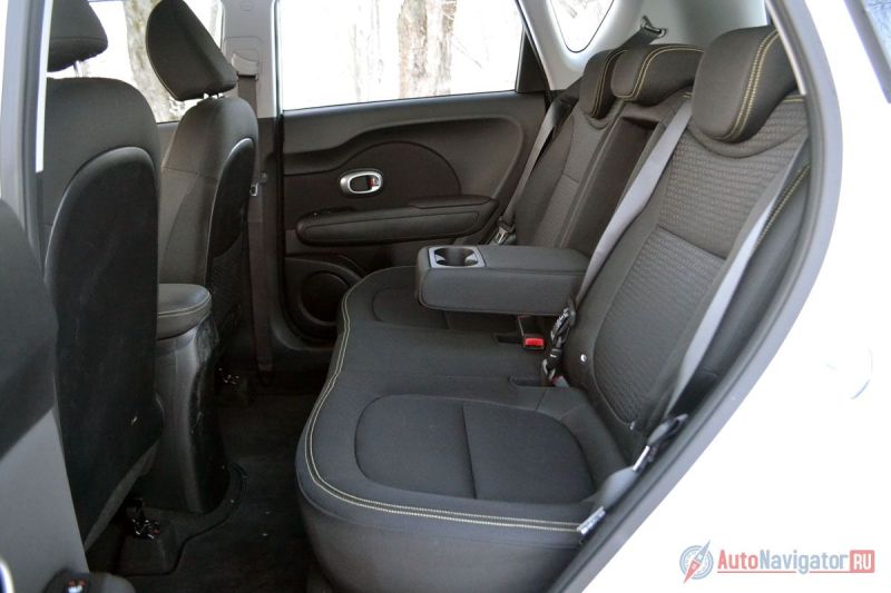 Сзади абсолютно ровный пол, так что сидеть можно даже втроем, хотя, вдвоем, конечно, будет удобней. Кстати, задние места так же, как и передние с подогревом