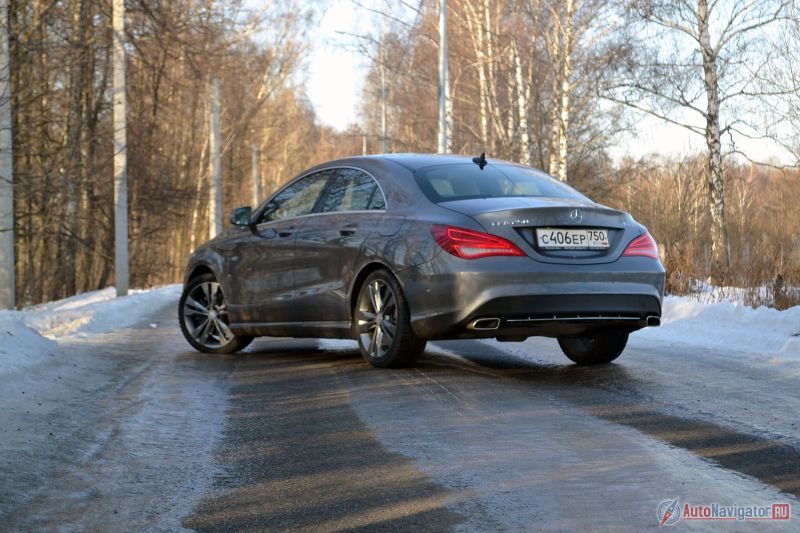 Удивительно, как удачно дизайнерам удалось переделать не слишком красивый сзади хэтчбек в такой элегантный седан. Так сразу и не скажешь, что это одна и та же машина