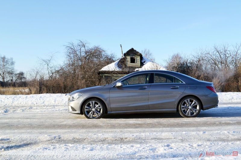 В профиль маленький CLA выглядит почти как уменьшенная копия CLS