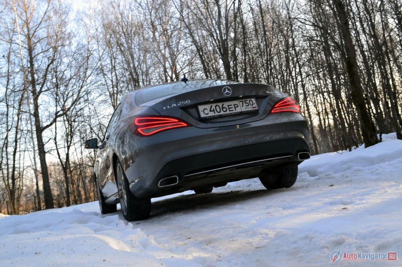 Смотря на CLA со стороны, хочется верить, что он изначально заднеприводный, как и все большие «Мерседесы», но, увы и ах, он построен на переднеприводной платформе хэтчбека А-класса