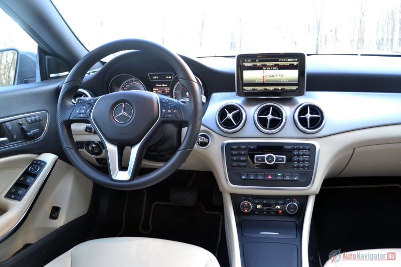 В салоне четырехдверного купе все так же, как и в хэтчбеке. Как обычно рычаг КПП справа под рулем, регулировка сиденья слева на двери, посередине традиционная панель с кучей кнопок и экран фирменной системы COMAND Online