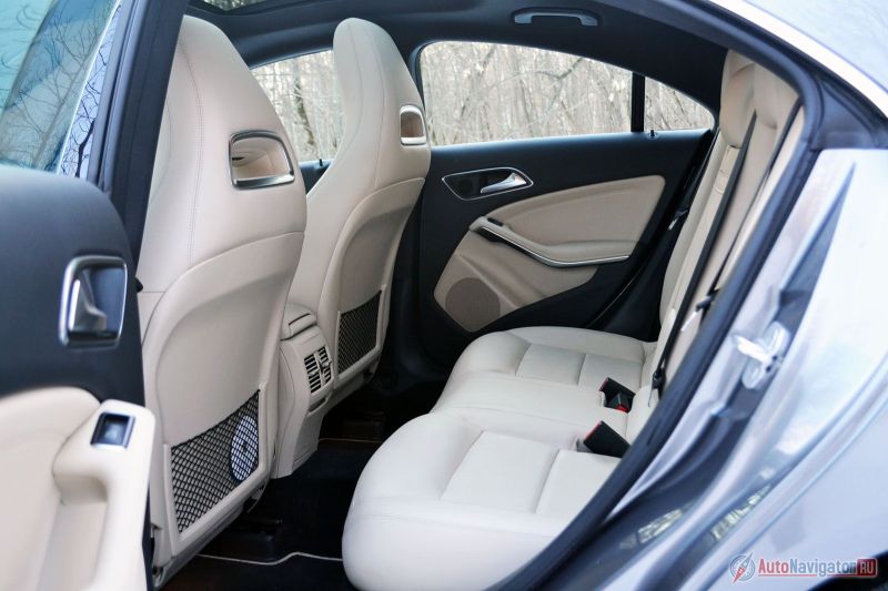 Сзади достаточно места, чтобы сесть вдвоем. Третий явно лишний, но и те двое будут подпирать заниженную крышу своими головами. Добраться от ночного клуба до дома можно запросто, но оказаться сзади надолго не очень-то хотелось бы