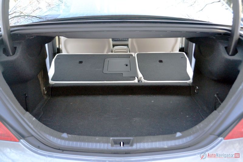 Багажник большой (470 литров) и, что необычно для мира купеобразных седанов, задние сиденья складываются. Пусть между багажником и спинками есть ступенька, но это лучше, чем только маленький лючок для лыж (тут он, кстати, тоже есть) или совсем ничего