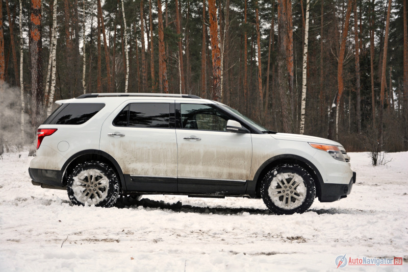 Из снежного плена нечищеных улиц и заваленных снегом дворов Explorer выпутывается без толики напряжения