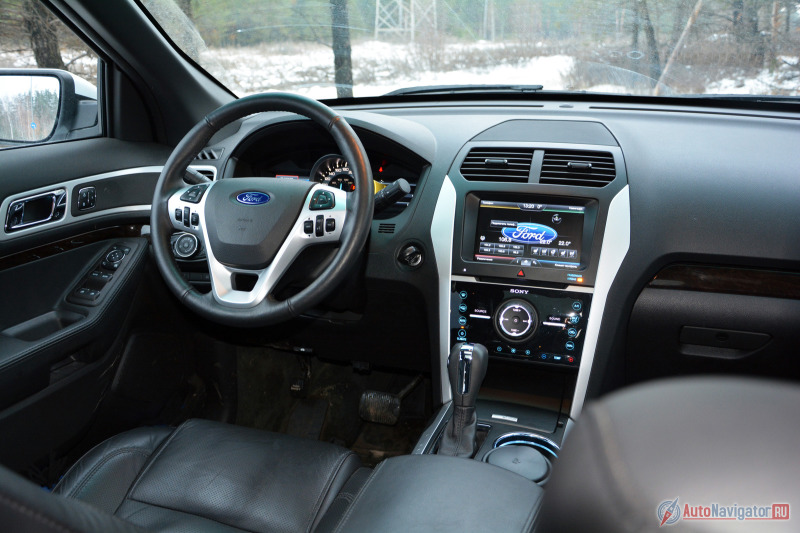 Материалы отделки внутреннего убранства разнообразны и часто несочетаемы. Панель выполнена почти из цельного куска пластмассы переменой твердости и фактуры (словом, снова Америка), при том, что потолок наряжен в черную ткань европейского образца, а руль обшит приятной на ощупь кожей.