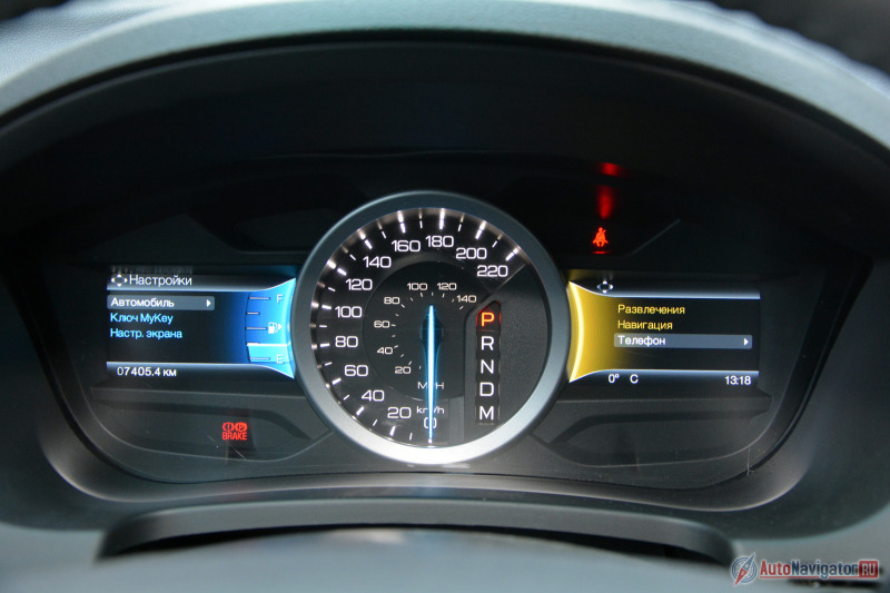 Значимая доля информации с щитка приборов отдана на откуп двум экранам по краям от спидометра