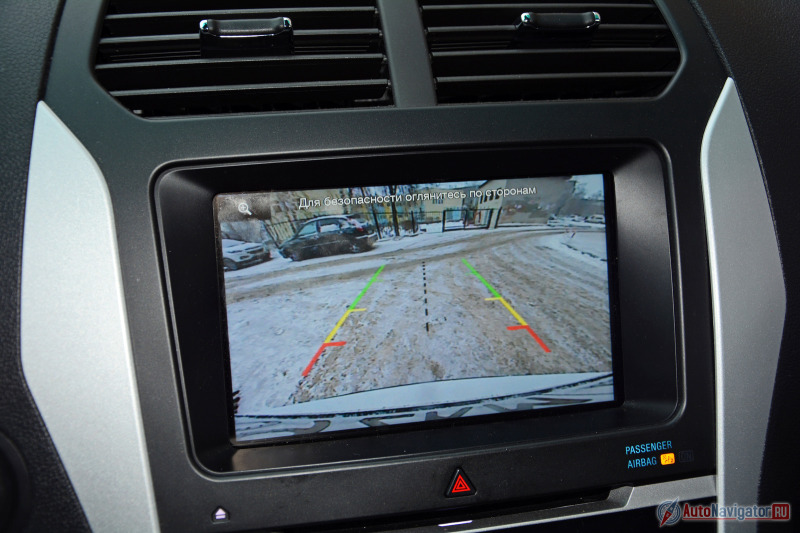 Камера заднего вида очень помогает при парковке, но только пока автомобиль чистый.